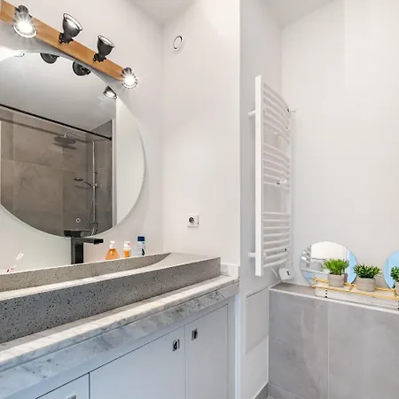 Superbe 2 Pièces Clim Et Parking *